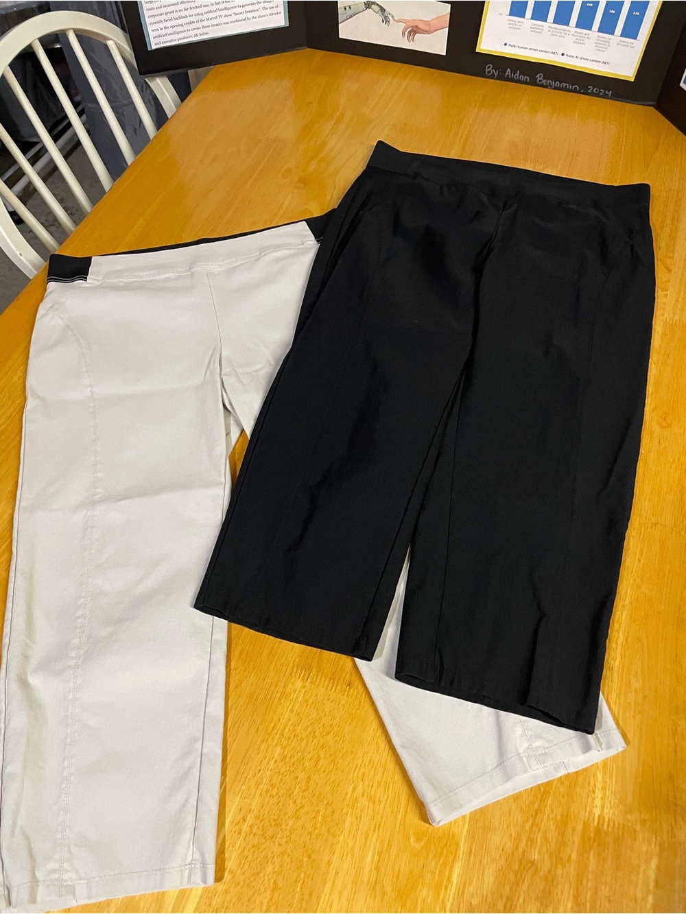 Simply Vera Vera Wang Black and White Capris Duo